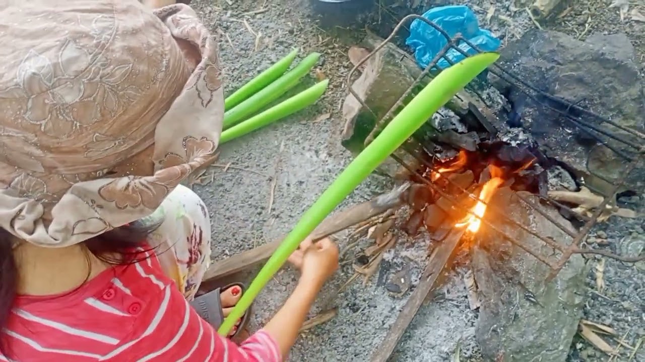 inihaw na mga tangkay ng taro(gabe) | #taro stalk of the night #pagkaingpinoy
