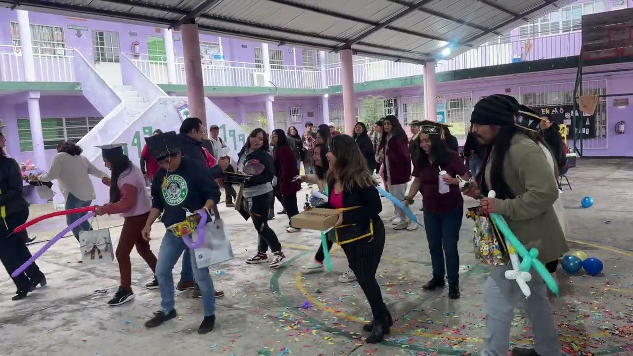 Egresados de Psicología festejando el último día de clases.