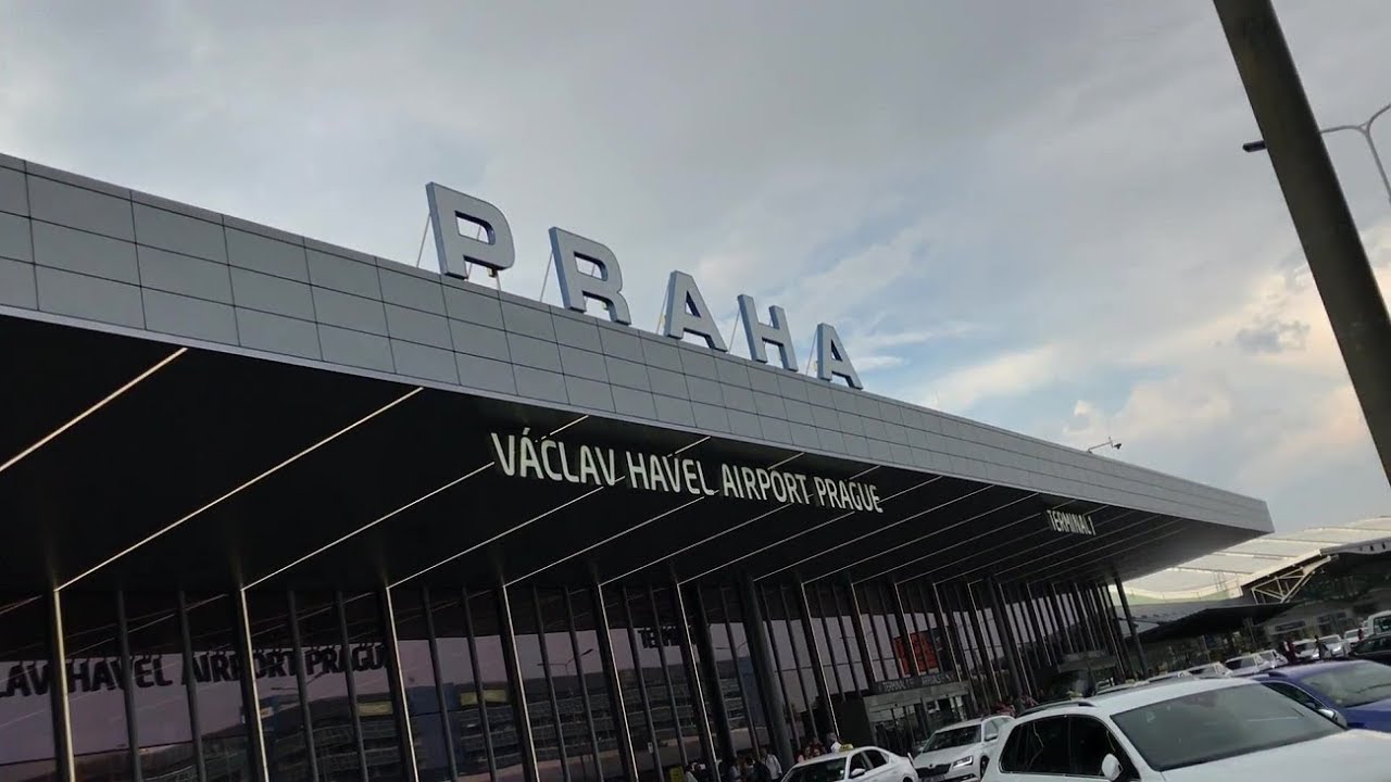 Praha airport, get on an airport express bus プラハ空港到着後エアポートエクスプレスバスに乗車 Czech チェコ