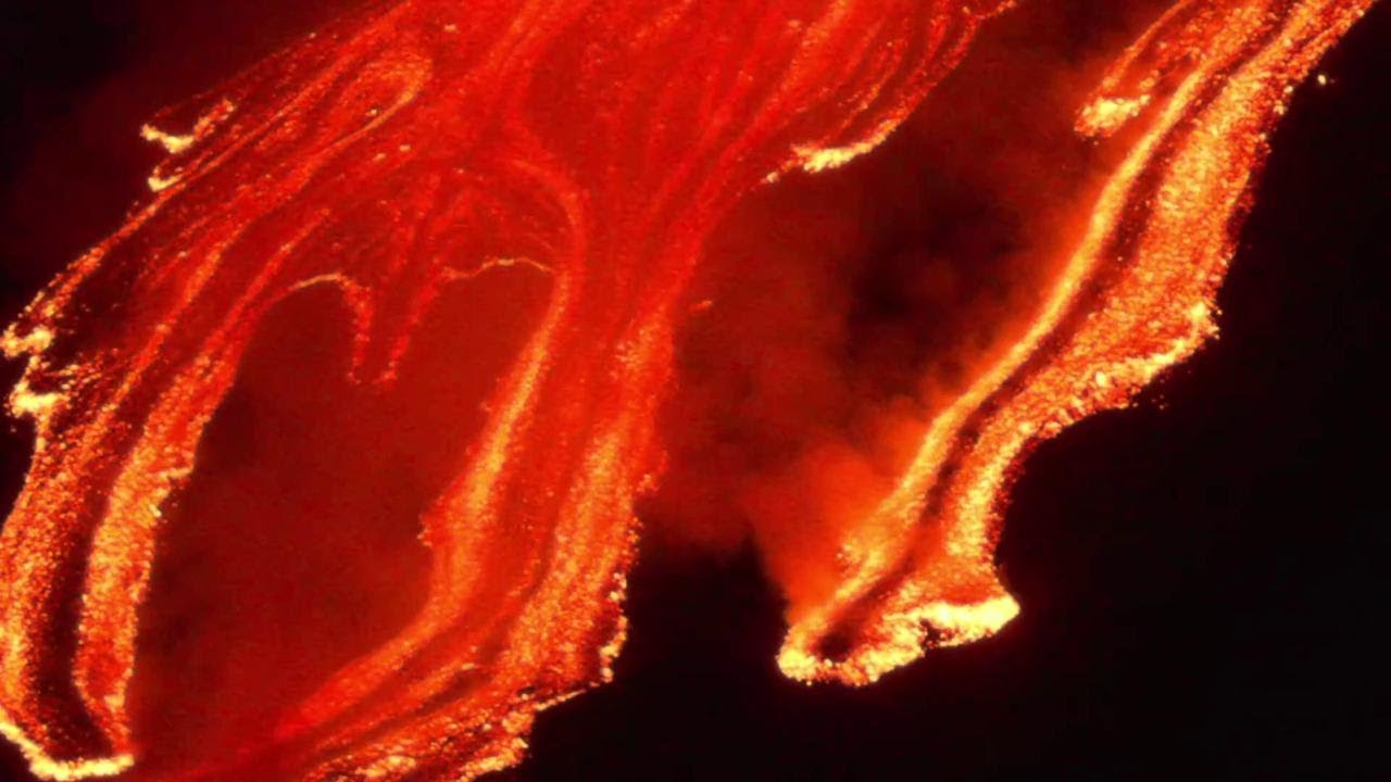 Etna, violento parossismo nella notte: le immagini spettacolari del vulcano