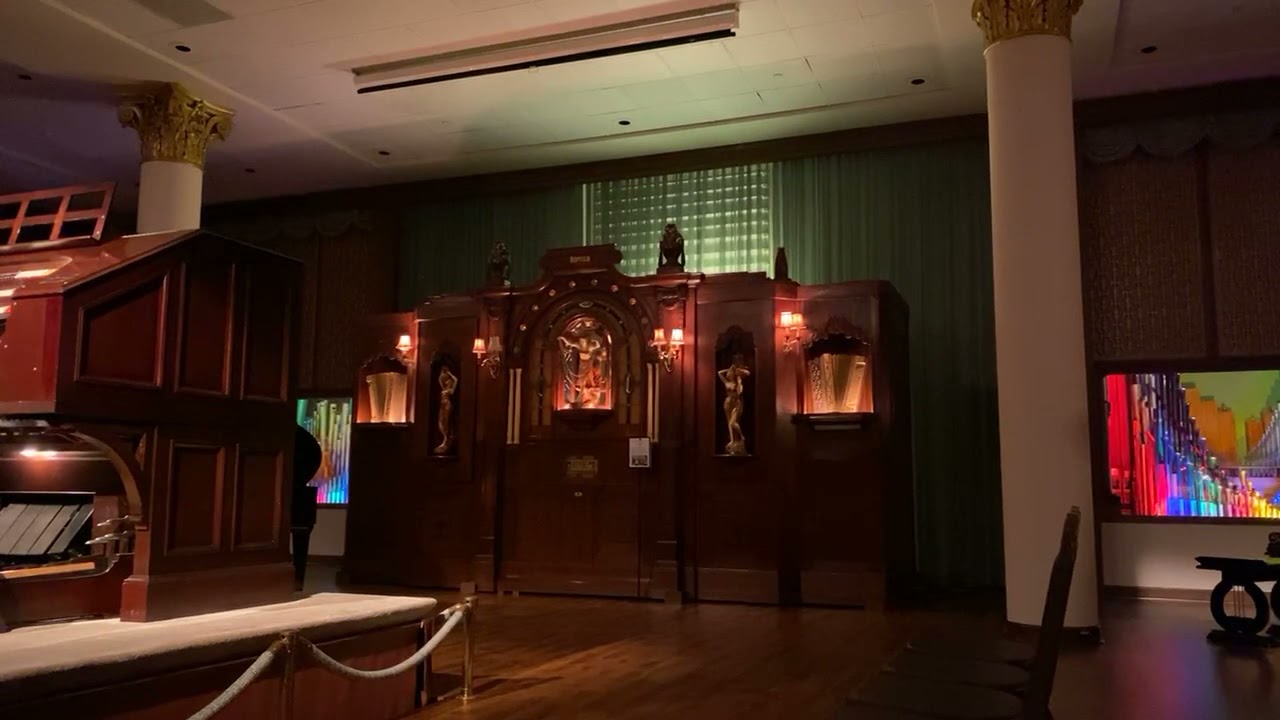 The Nethercutt’s Mighty Wurlitzer Theatre Organ plays “Hooray for Hollywood”