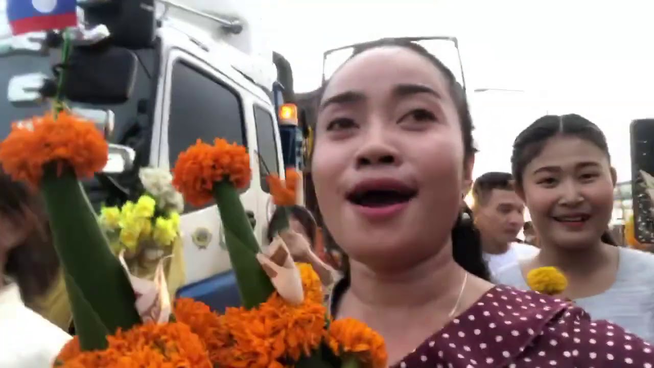 ຮ່ວມຂະບວນແຫ່ພຣະເຈົ້າໄຊເສດຖາ ร่วมแห่ขบวนพระเจ้าไชเสดถา