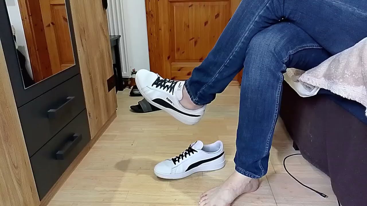 ASMR: sneaker socks and barefoot shoeplay. Foot Reflexology (I'm Boy)