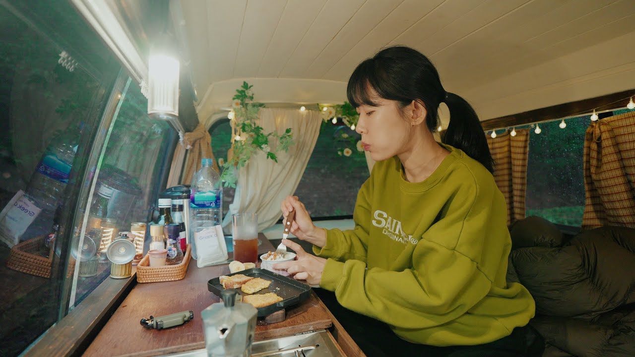 비내리는 조용한 숲 속에서 나홀로 우중 차박 | 자작캠핑카 | 포천유식물원 캠핑장 /깐풍 두부 버섯 덮밥