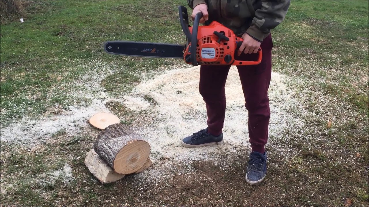 Бензопила Husqvarna 240 в работе/ Working with the Husqvarna 240 chainsaw