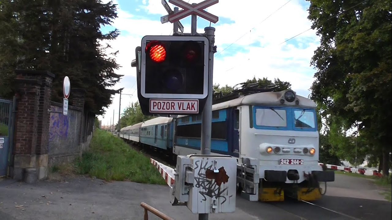 Přejezd AŽD 97 Plzeň-zastávka + zase někdo přechází při výstraze