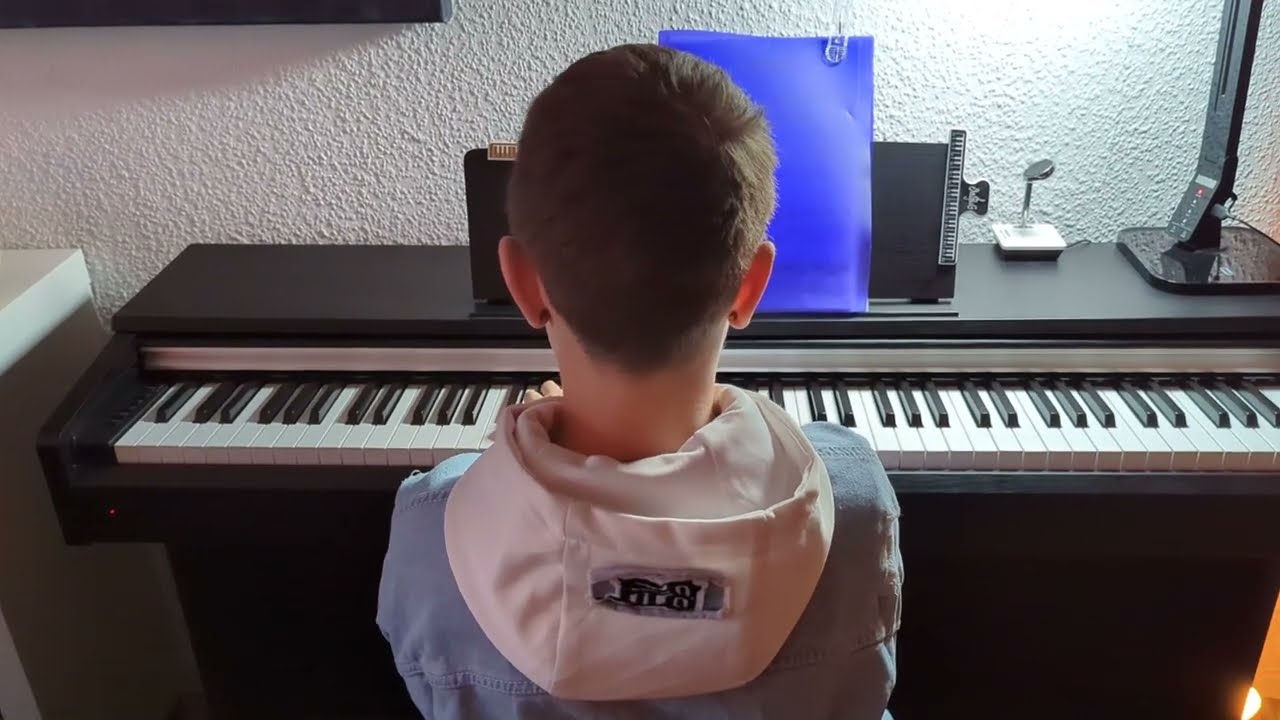9 years old boy - Ludovico Einaudi - Nuvole Bianche - piano