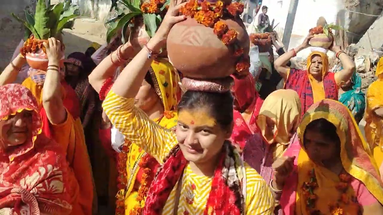 श्रीमद् भागवत कथा की आज की कलश यात्रा ग्राम रेंझाई में जिला गुना मध्य प्रदेश 