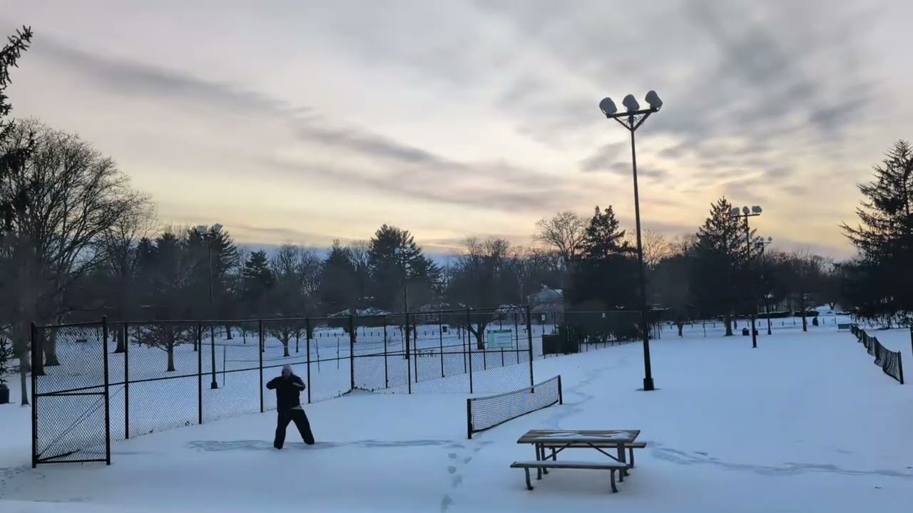 Peng Lu Ji An Cai Lie Zhou Kao Practice On Snowy Tennis Courts 