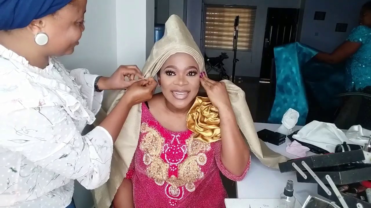 UNMUITED PREPS FOR BEVERLY DEDICATION GELE DRESSING UP WEARING MAKEUP