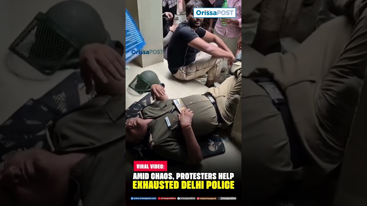 Amid Jantar Mantar Lathi Charge, Protesters Help Exhausted Police || Viral Video