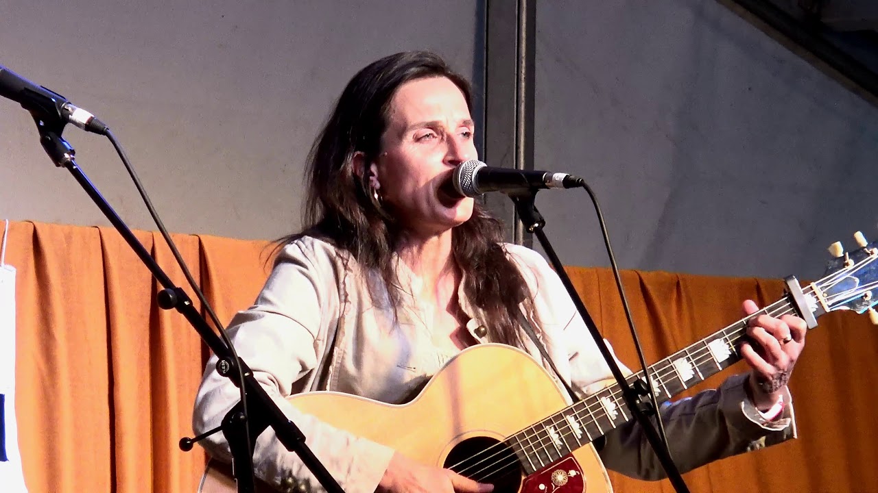 Flossie Malavialle @Chester Folk Festival 2017