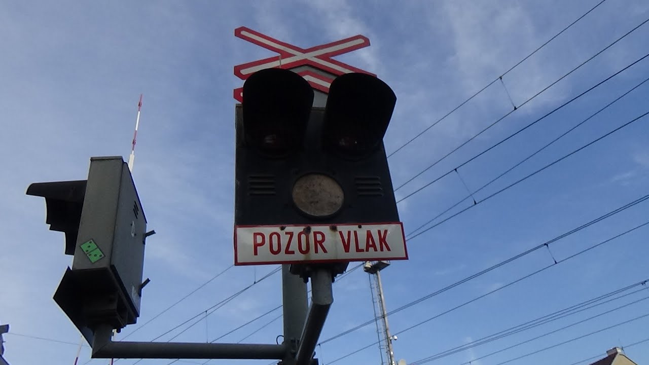 Železniční přejezd AŽD 71 se závorami - Praha Radotín