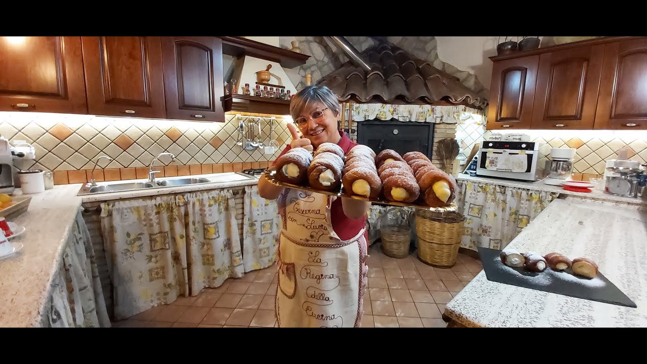 Cartocci o Macallè Siciliani con crema di ricotta e crema pasticcera, fritti e al forno soffici.