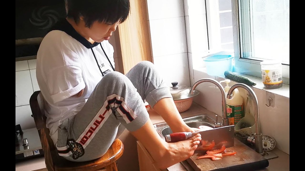 无臂女孩用脚做饭，没有手臂却做出了一菜一汤，你敢吃吗？