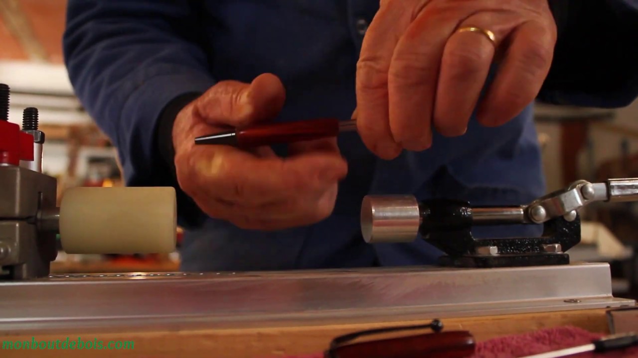 Fabrication artisanale d'un stylo en bois par monboutdebois.com