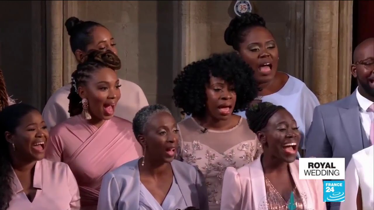 Um coral formado por mulheres negras e homens negros, entoou &ldquo;Stand by Me&rdquo;