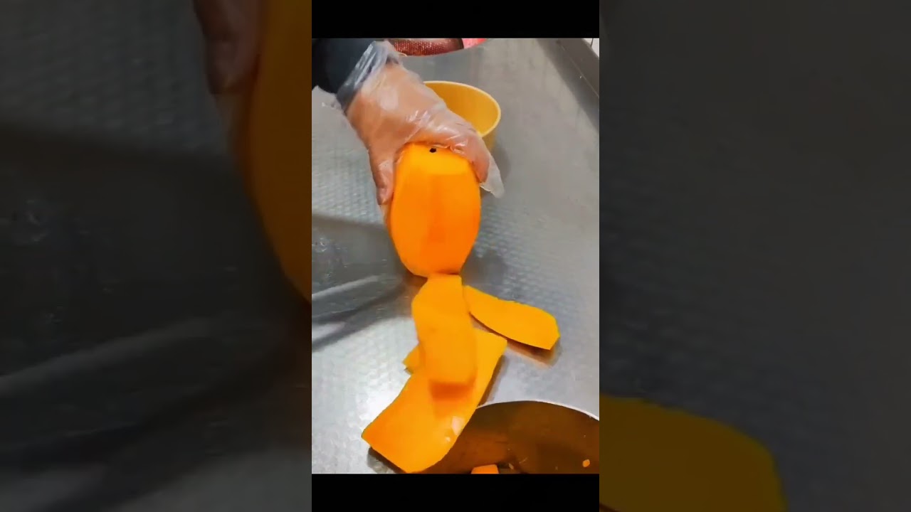 Peel papaya #creativefood #CityFoodGuide #foodtutorial #fruitplatters