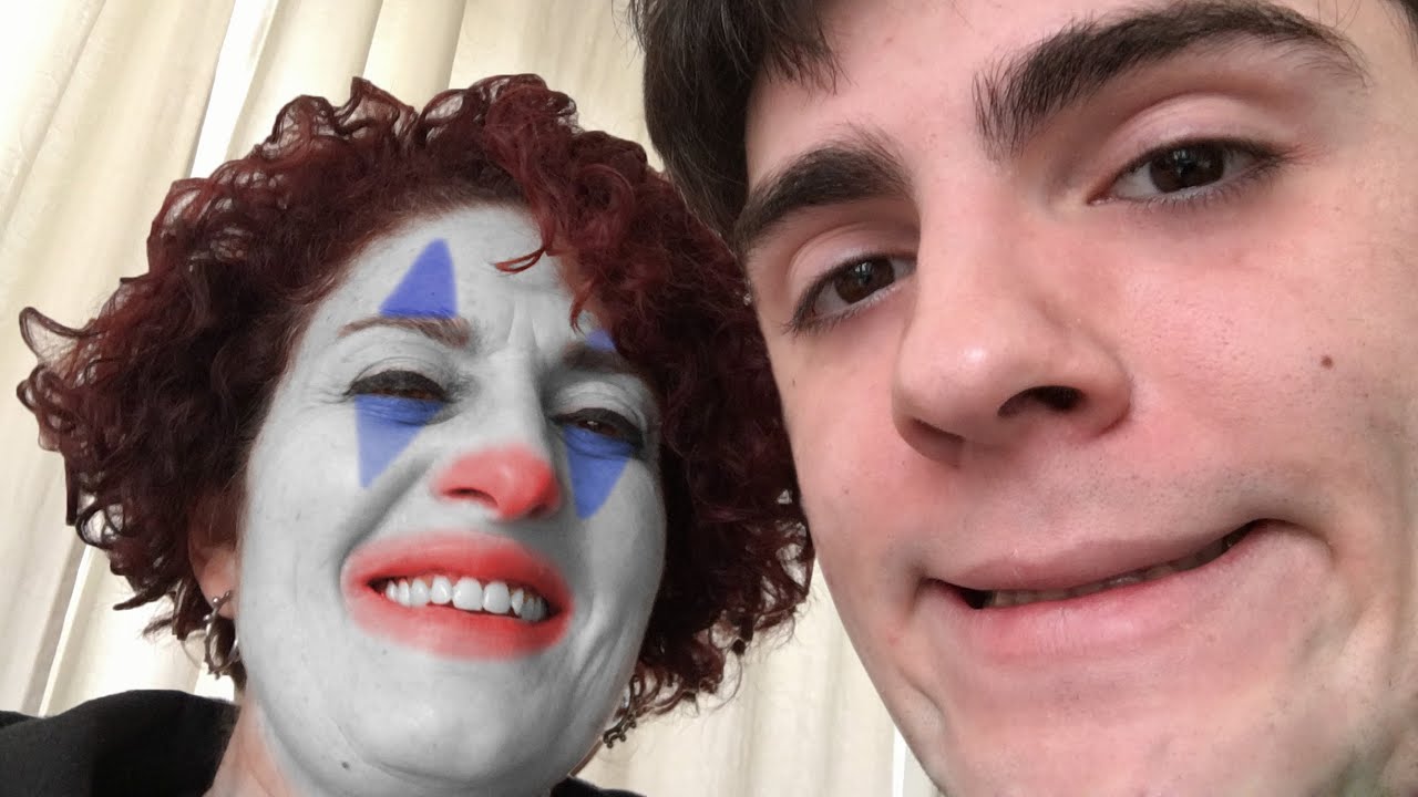 maquillando a mi mamá a las piñas