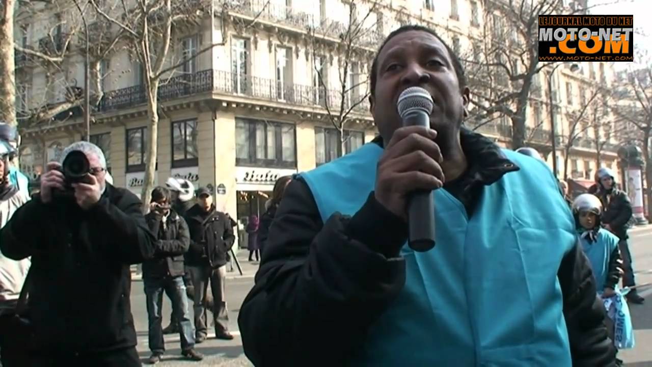 Manifestation des motos taxis à Paris