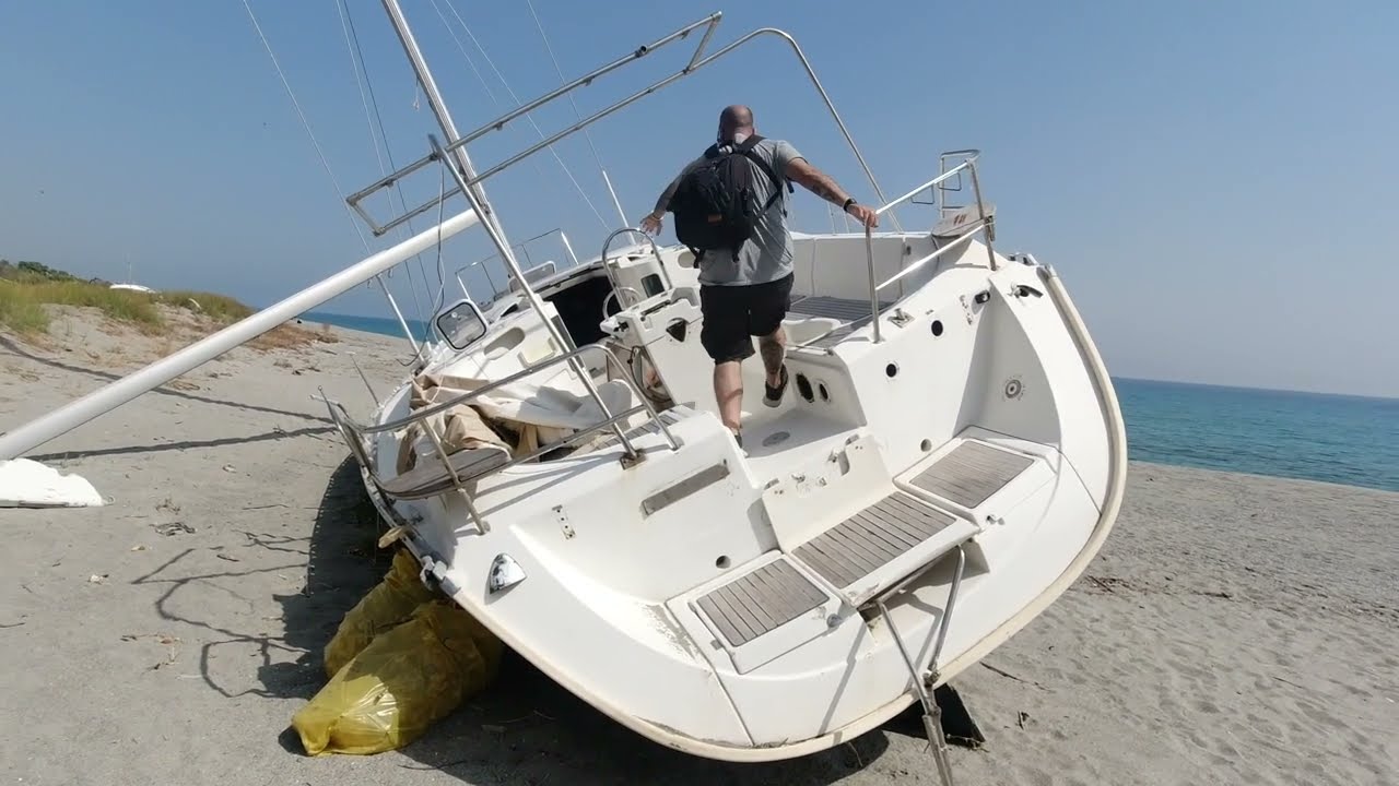 BARCHE a vela ABBANDONATE SULLA SPIAGGIA - Lost Stories Hunters - URBEX Calabria