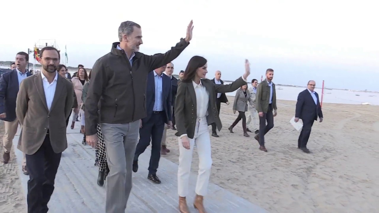 SS.MM. los Reyes realizan un recorrido guiado en Sanlúcar de Barrameda