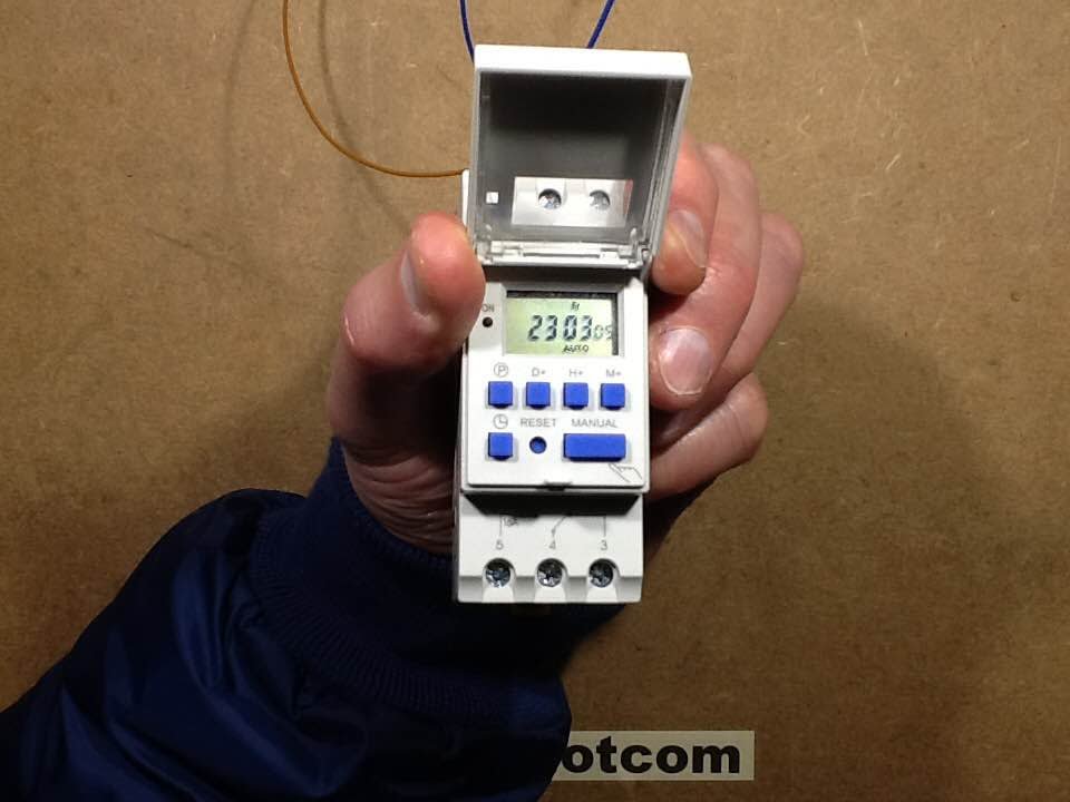 Inside a cheap Chinese DIN rail time switch.
