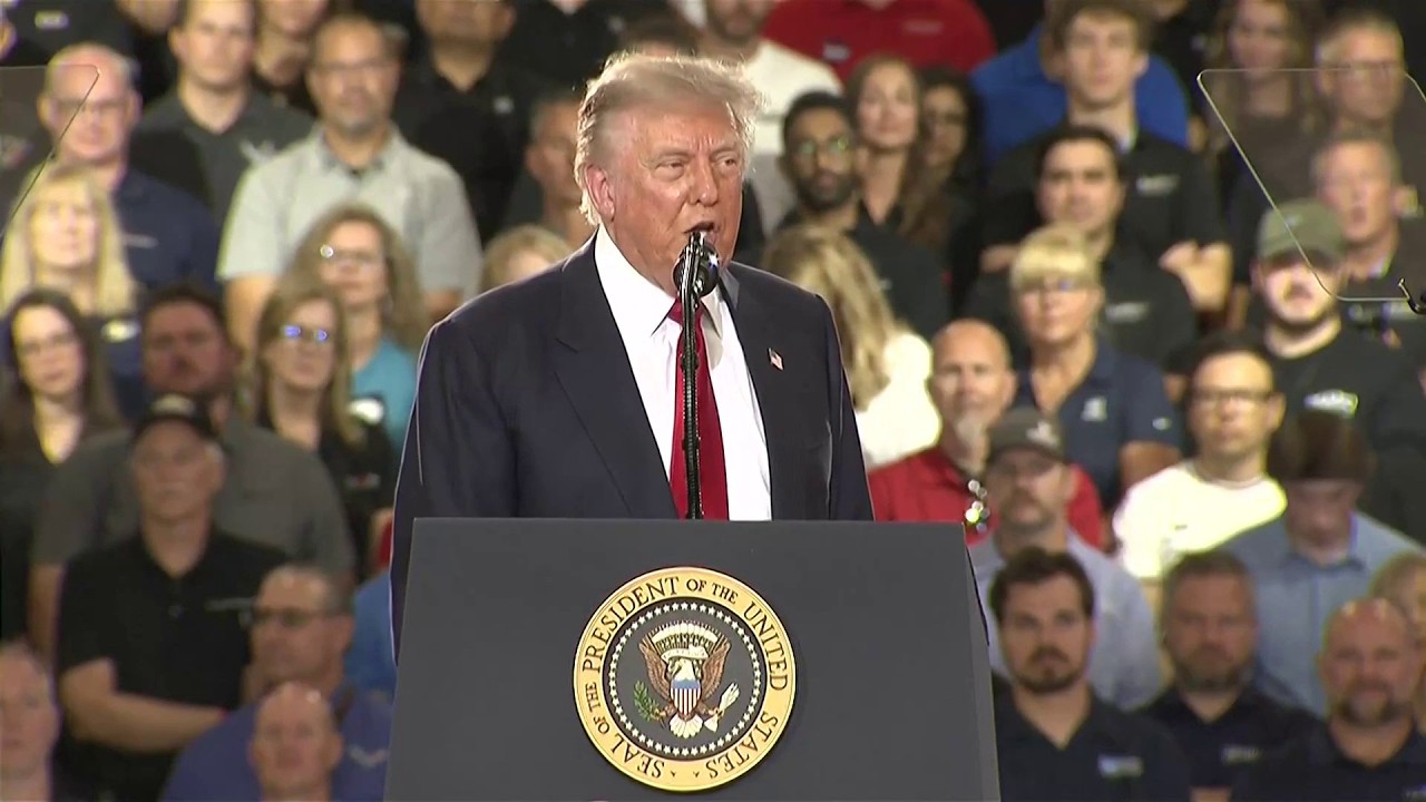 Выступление Трампа прервано выкриком из толпы, президент отвечает: &laquo;Он коммунист&raquo;