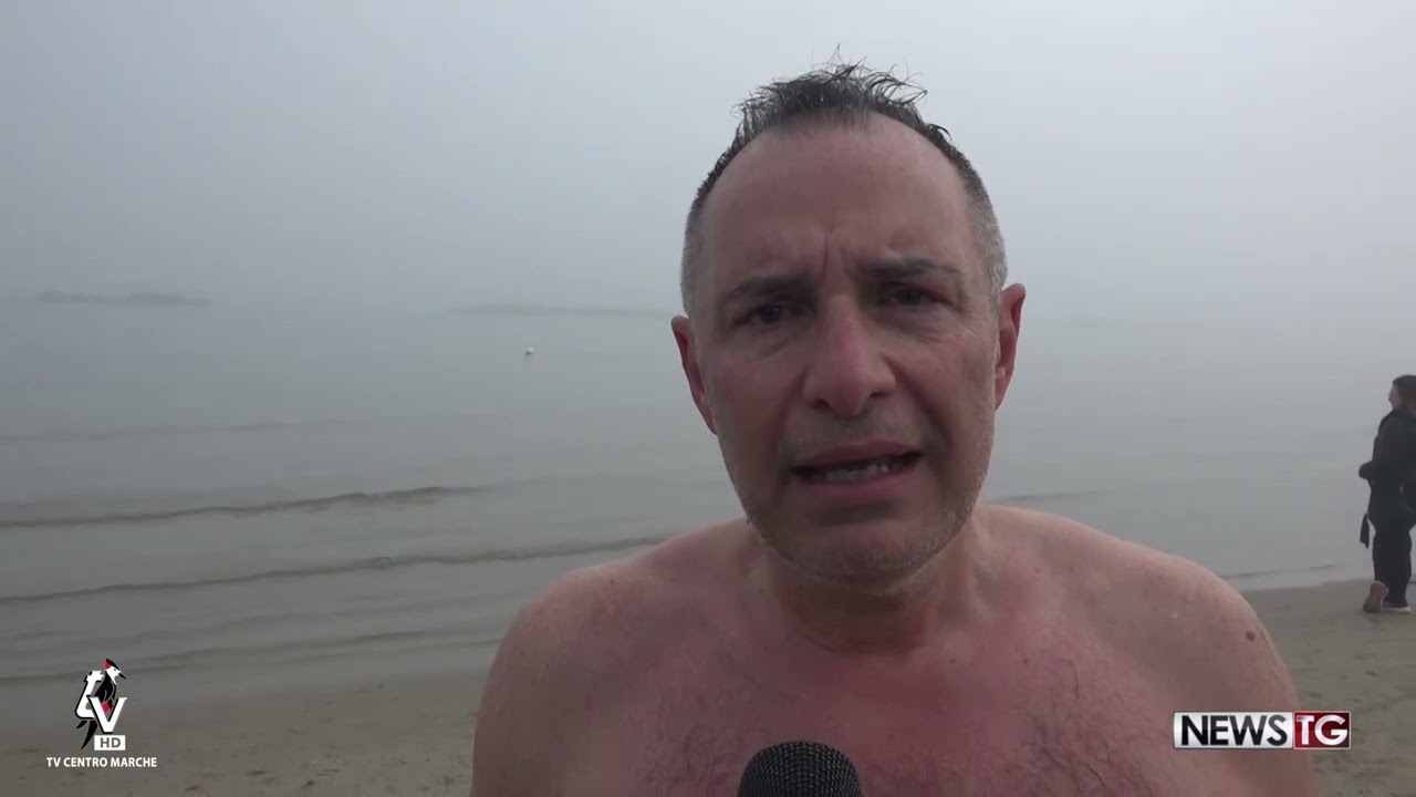 Il primo bagno dell'anno a San Benedetto del Tronto, con il tuffo dei Vikinghi tra la nebbia
