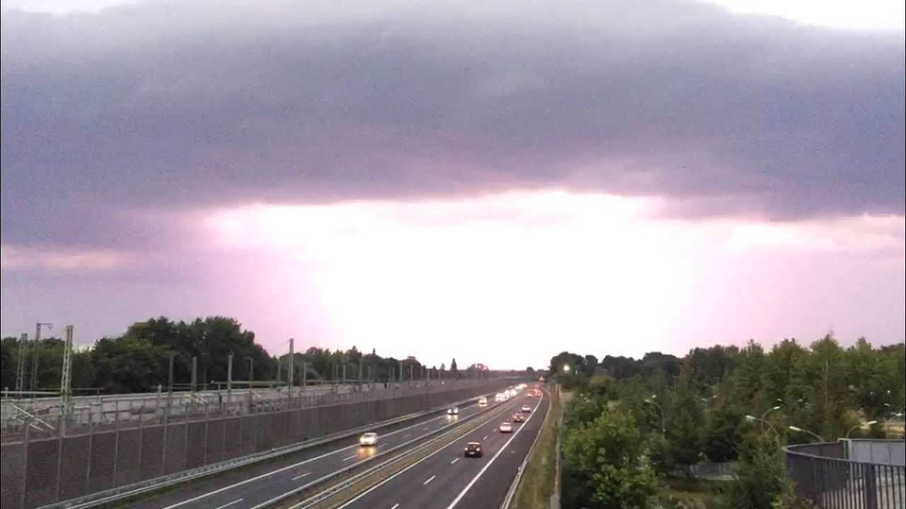 Gewitterzelle mit einigen Blitzen. #wilhelmsburg #wetteronline #gewitter