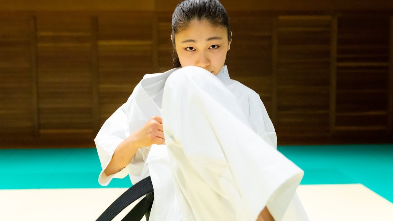 Invisible Knee Kick attacks your face! Amazing High school Karate girl! 【Ramu Amikawa】