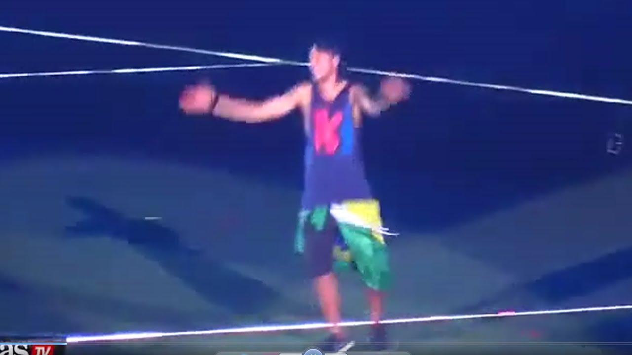 NEYMAR BORRACHO  en la celebración en el Camp Nou: Beso a Masche y patada Adriano (Video Completo)