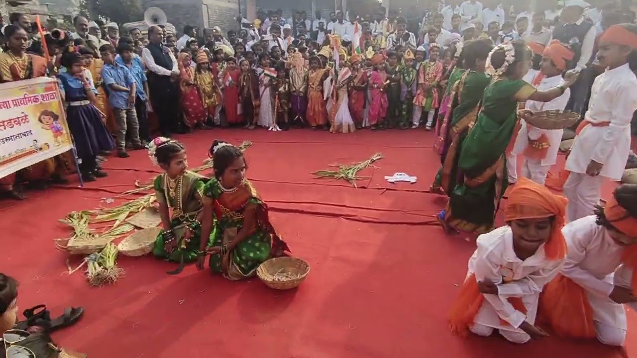 जि.प.आदर्श कन्या प्रा.शा.तडवळे क इयत्ता दुसरीच्या विद्यार्थिनींनी सादर केलेले शेतकरी नृत्य...