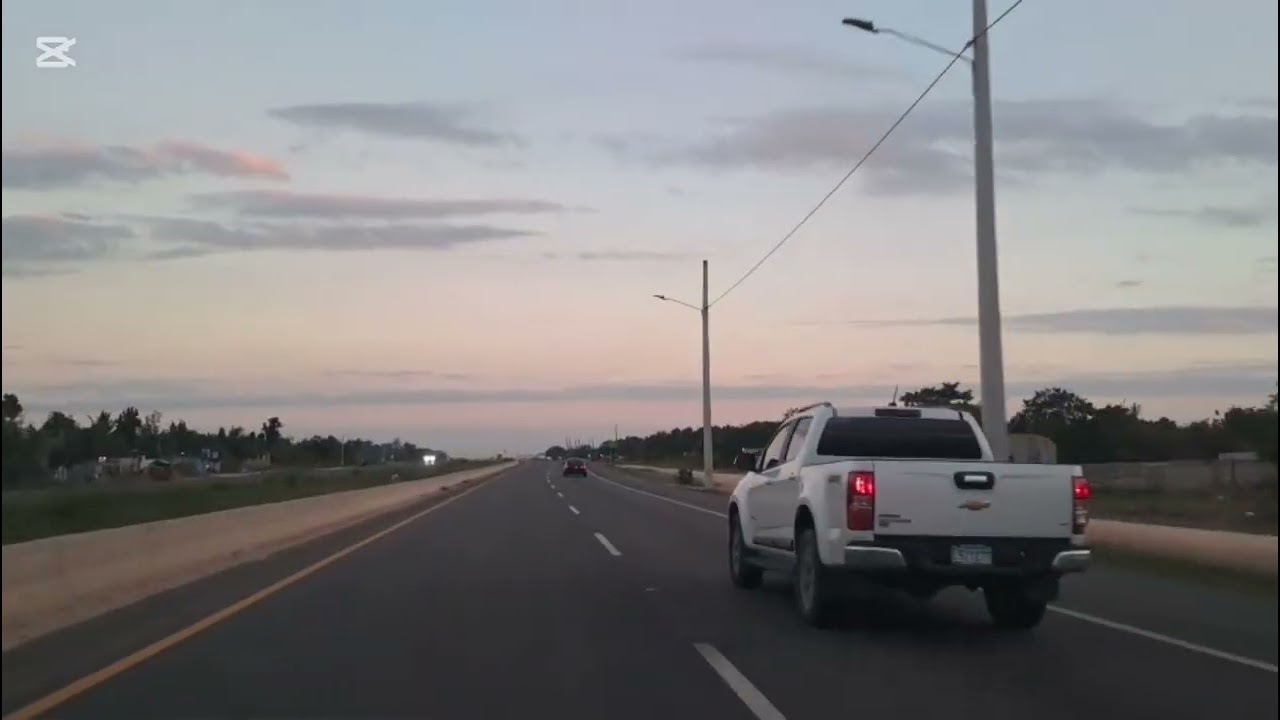 Paseando con los nietos por la avenida Ecológica, Santo Domingo Este.