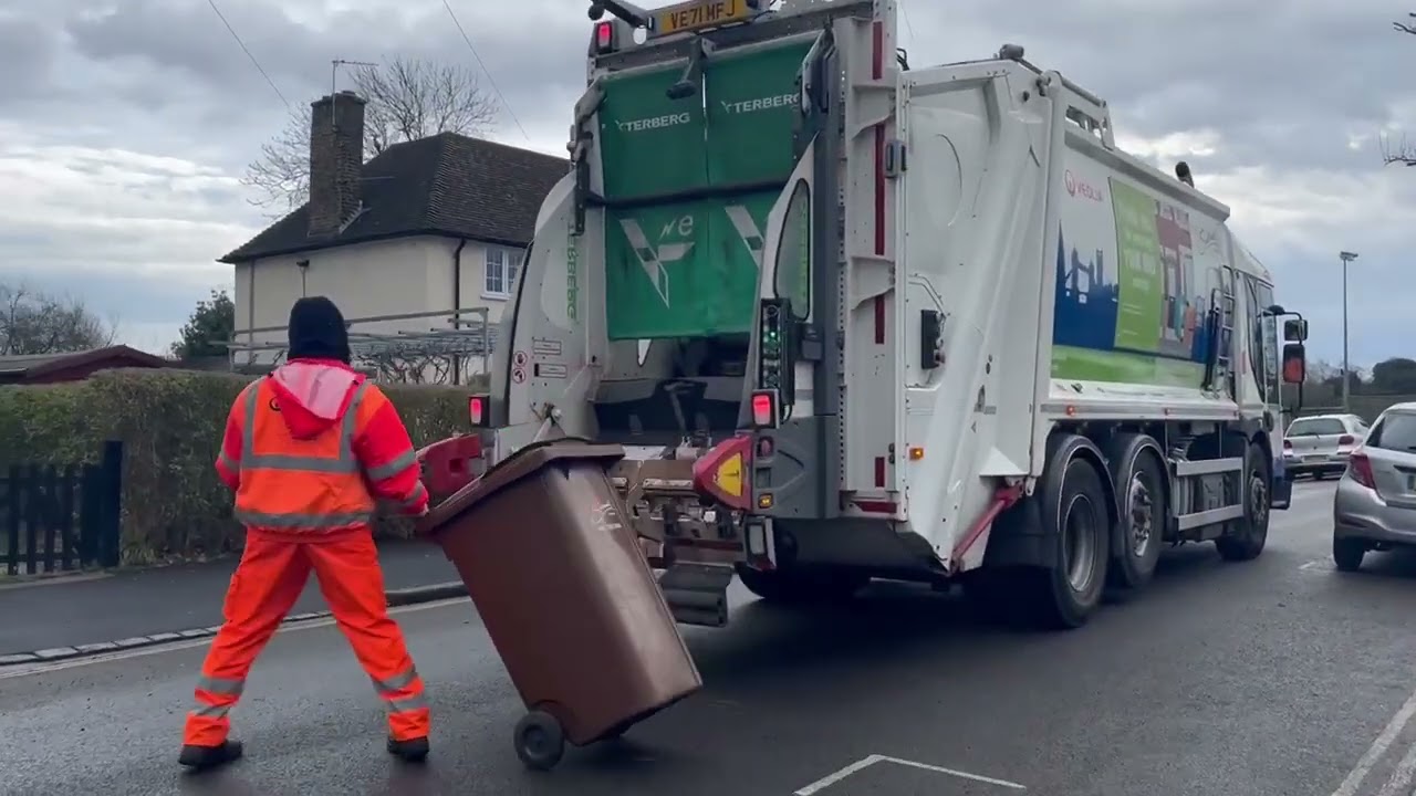 Dennis Elite 6 Refuse Truck on Garden Waste, MFJ