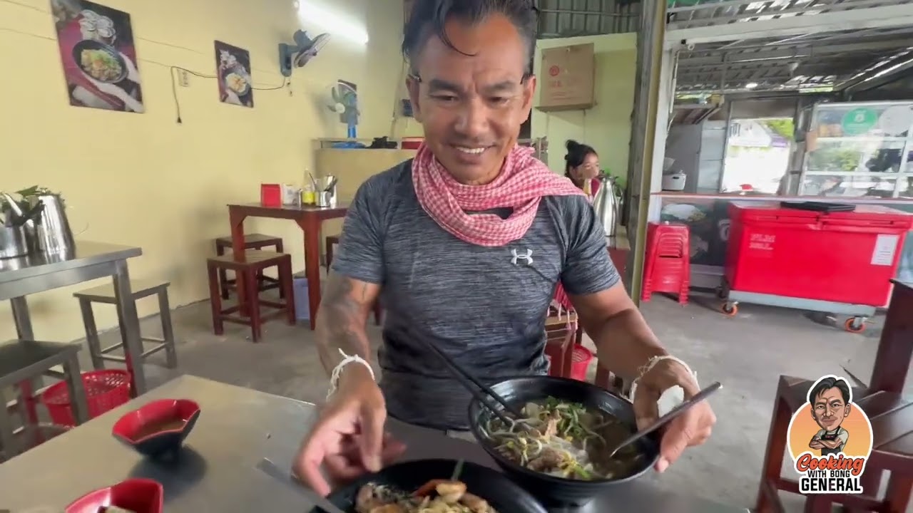 Eating Noodle on the street  in Phnom  Penh.  គុយទាវភូមិទឹកខ្មៅនៅតាមផ្លូវភ្នុំពេញ