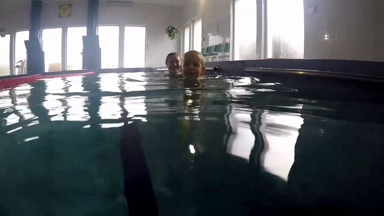 Pierwsze metry Mateuszka na dużym basenie :-)