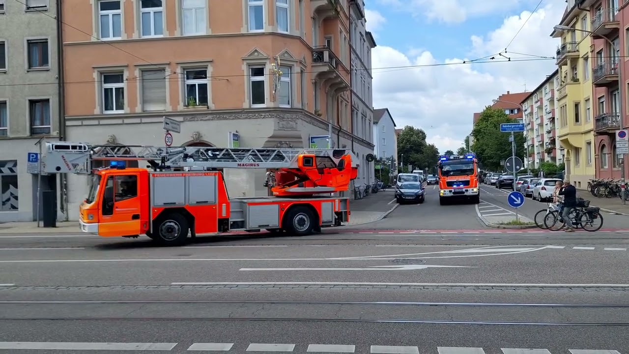 Einsatzfahrt erweiterter Löschzug der Berufsfeuerwehr Freiburg, mit TLF und Kdow