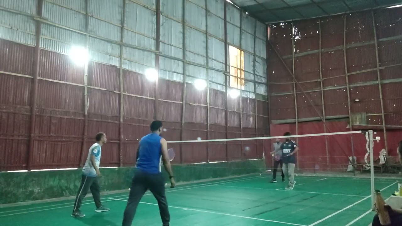 Badminton intermediate player - indoor session 