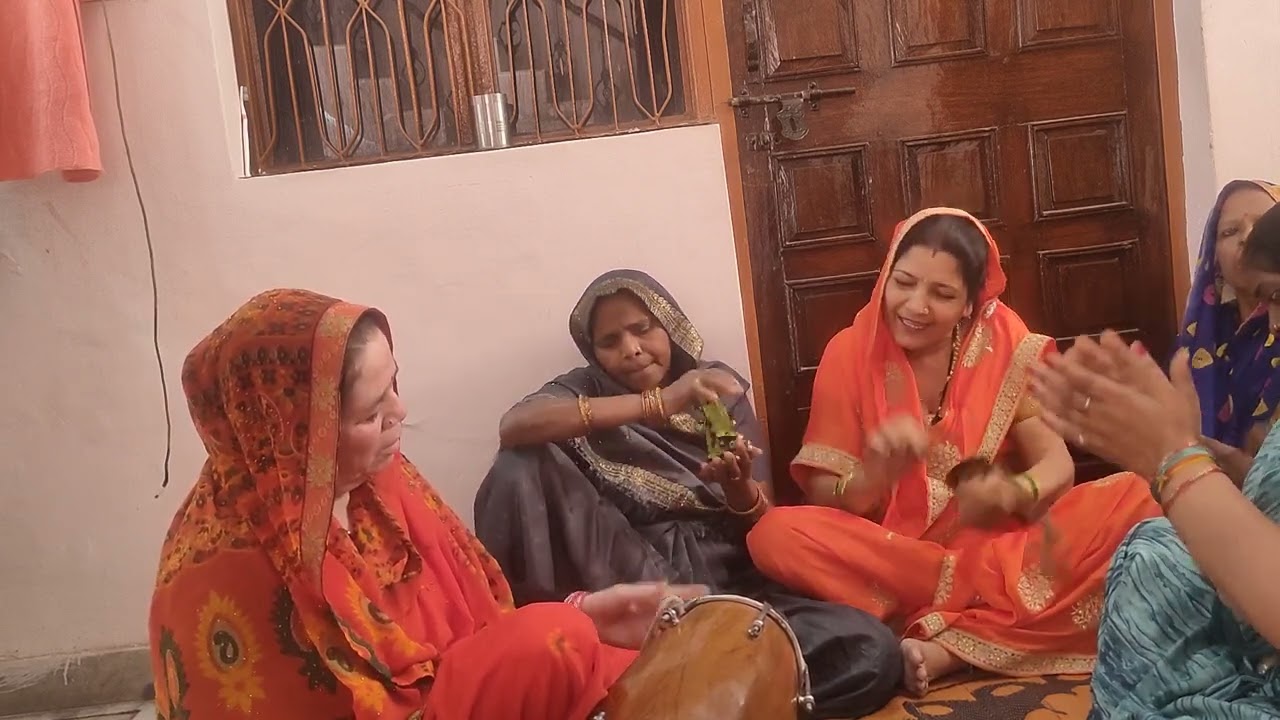 दही मथे यशोदा मात हमारा झूले कन्हैया पालना