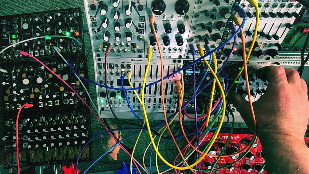 Modular Shift Register Jam, Jan 24 - ##makenoisestrega #0coast #ornamentandcrime ##modularsynthesis 