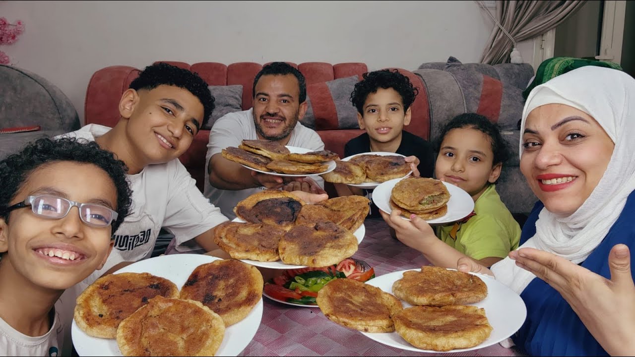 تحدي اكل مع لمه العيله🤫 على 25 رغيف حواوشي🎉 من عند هو هو فيديو من اوله لاخره ضحك