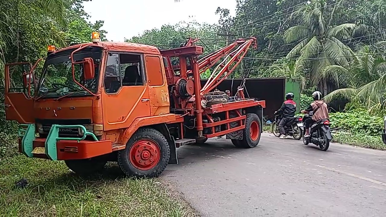 Pengerekan truck terbalik di tanjakan batang baruhar jae