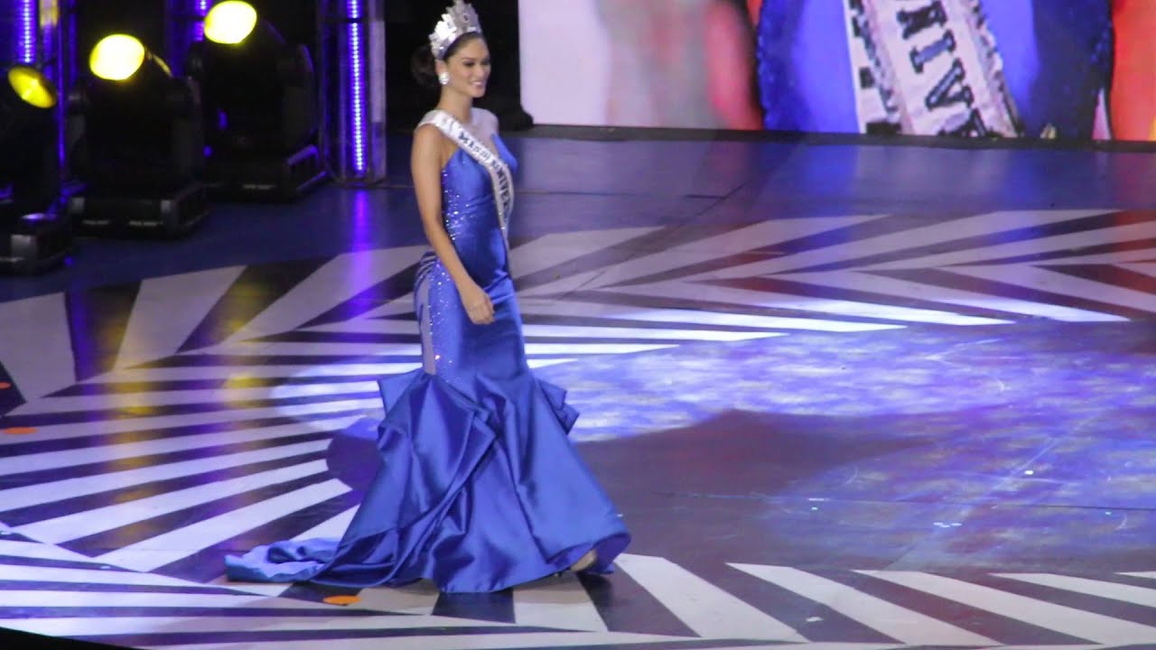 Miss Universe 2015 Pia Wurtzbach does her"Victory Walk" at the Araneta Coliseum