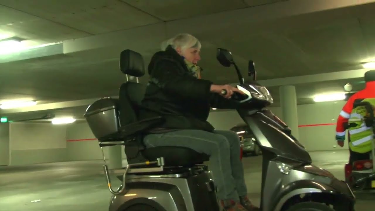 Wethouder Wim Wassink op de Scootmobiel