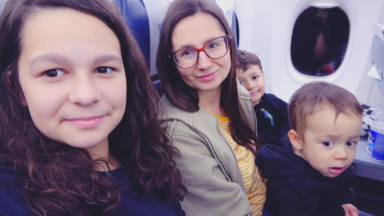 8 Godzin✈️ PODR&Oacute;Ż SAMOLOTEM z 4 DZIECI do OMANU - Yoto MAMA Vlog