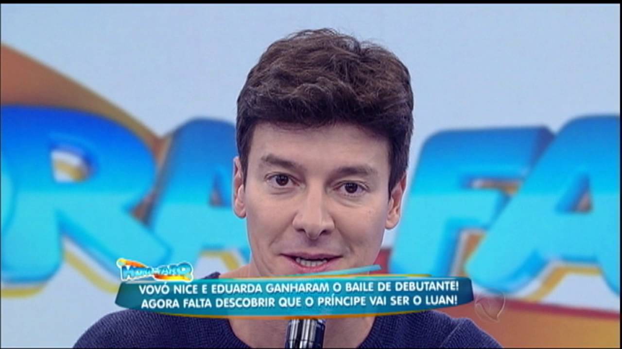 Luan Santana vira príncipe e surpreende avó e neta