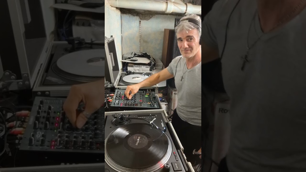 1h44 #100%vinyle - Set Techno mixé le 28/02/2026 par Dj Revoltek.