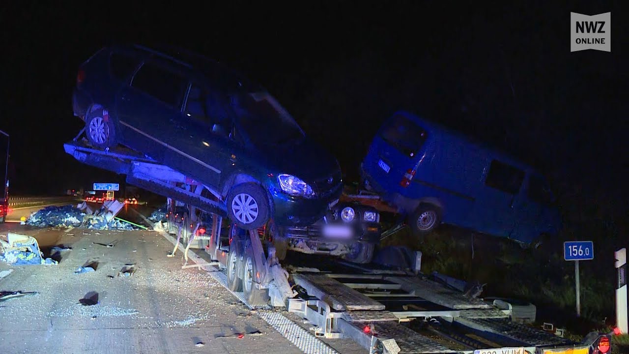 A1: Lastwagen kracht in liegengebliebenen Autotransporter