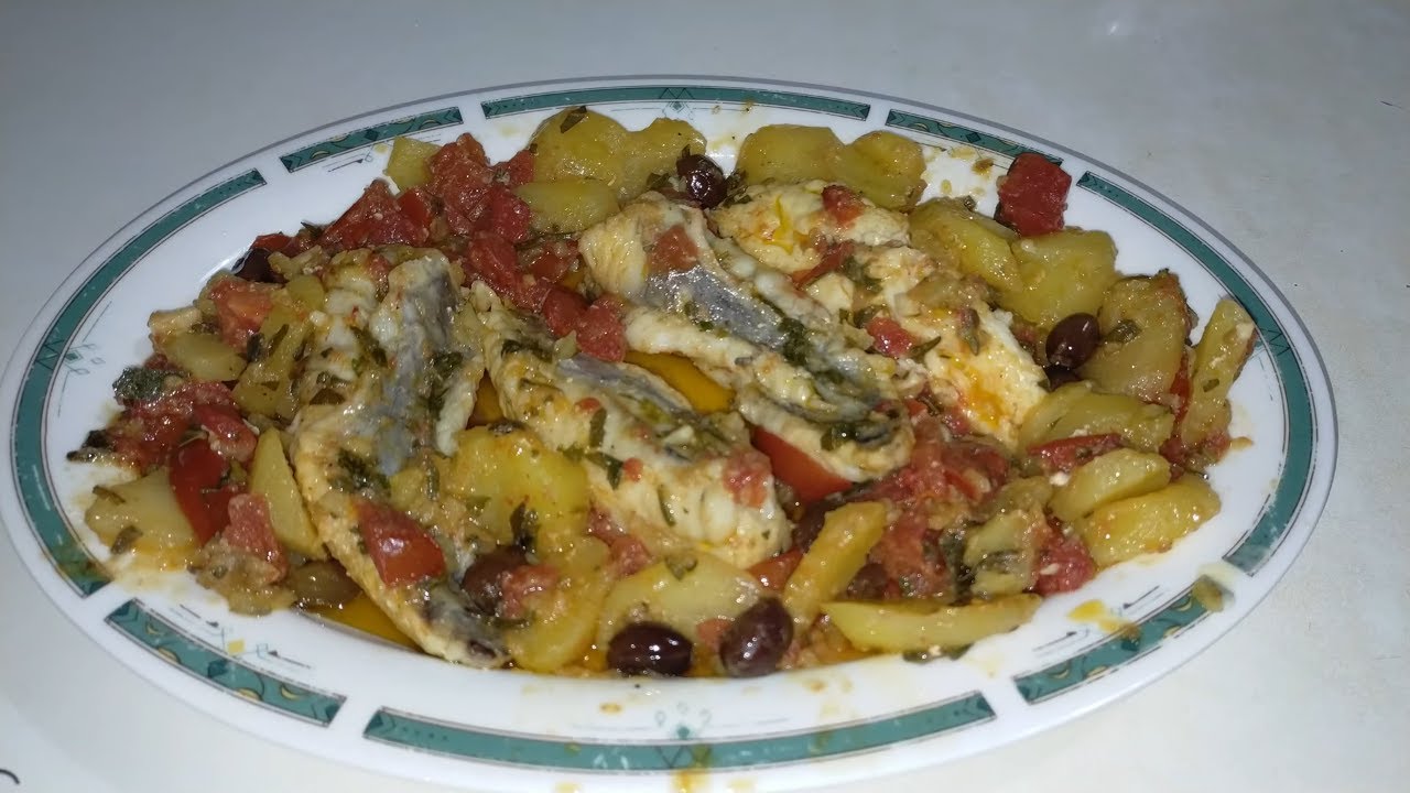Морской черт на сковороде с картофелем, помидорами и оливками